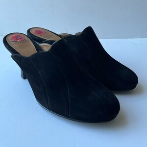 Sofft scalloped edge black suede mules size 10M